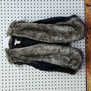 𝅺dkny faux fur vest women's small faux leather side panels EUC